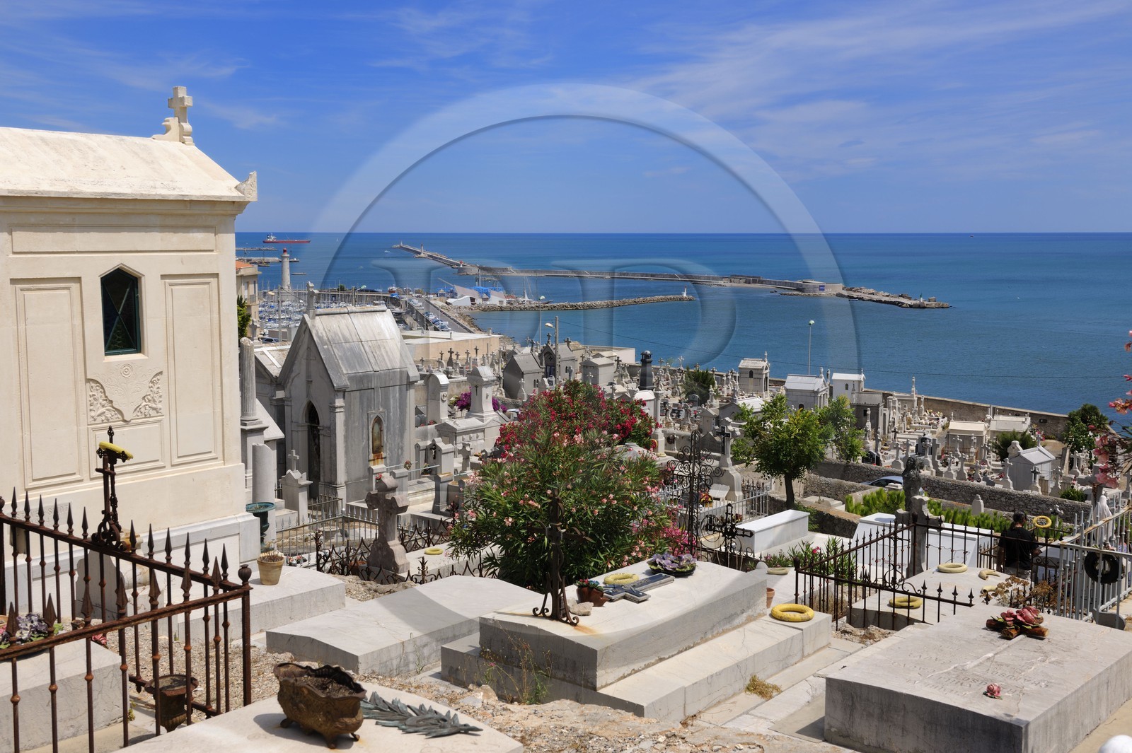 France, Hérault (34), Sète, le cimetière marin Paul Valery et le port en arrière