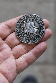 France, Gard (30), Aigues-Mortes, reproduction du sceau des templiers représentant deux chevaliers sur un même cheval