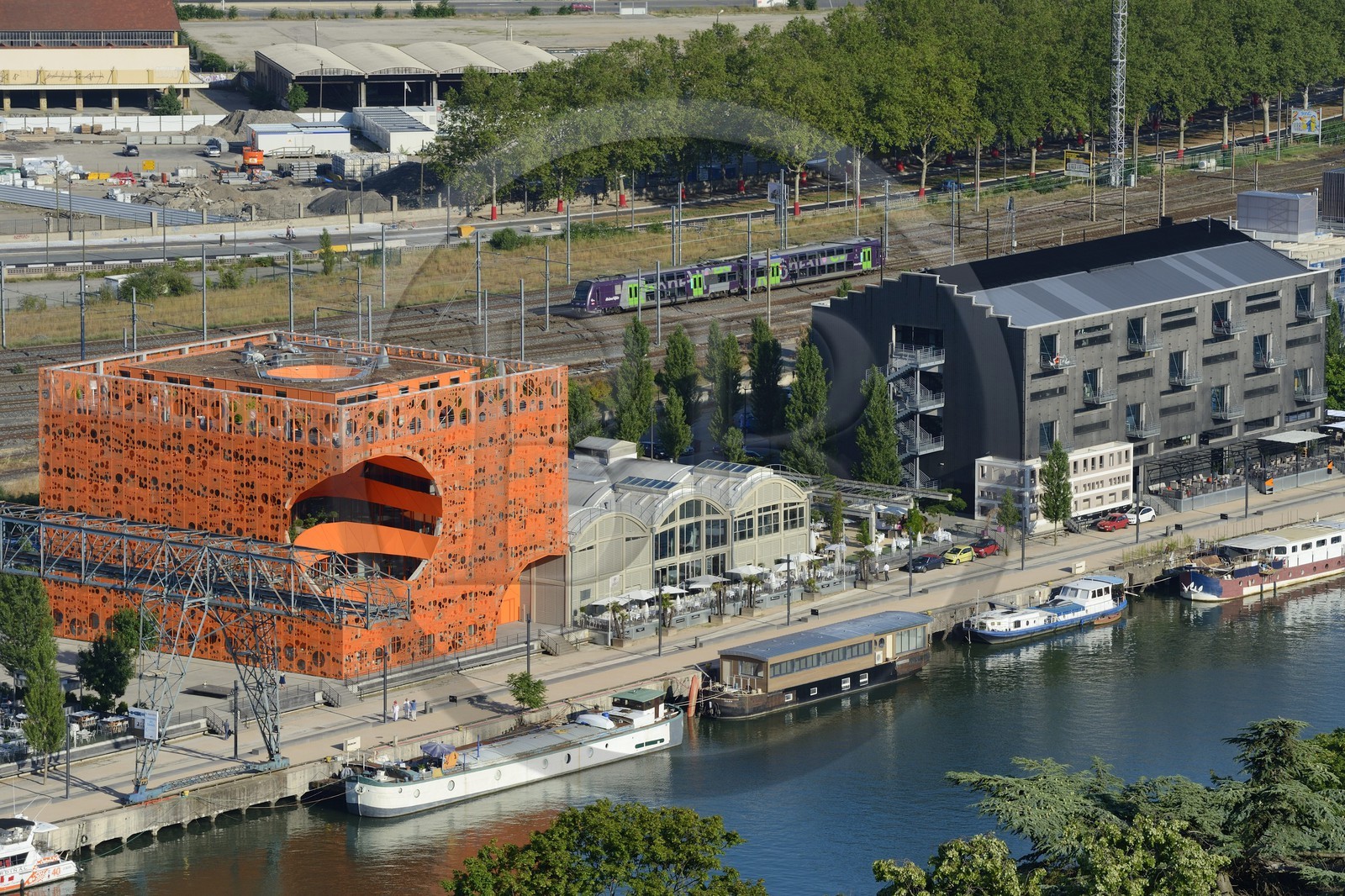 France, Rhône (69), Lyon, nouveau quartier de La Confluence au sud de la Presqu'île, Quai Rambaud, le Cube Orange imaginé par les architectes Dominique Jakob et Brendan MacFarlane, l'ancien pavillon des Douanes à droite