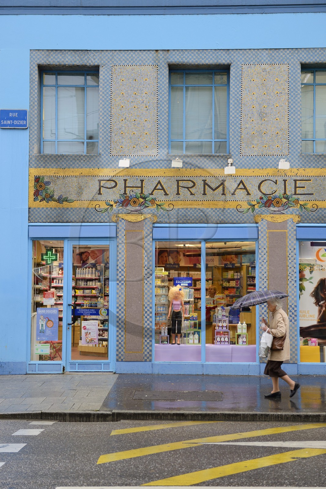 France, Meurthe-et-Moselle (54), Nancy, pharmacie du Point-Central décorée en style Ecole de Nancy et Art déco avec des mosaïques du céramiste parisien Antoine Ebel