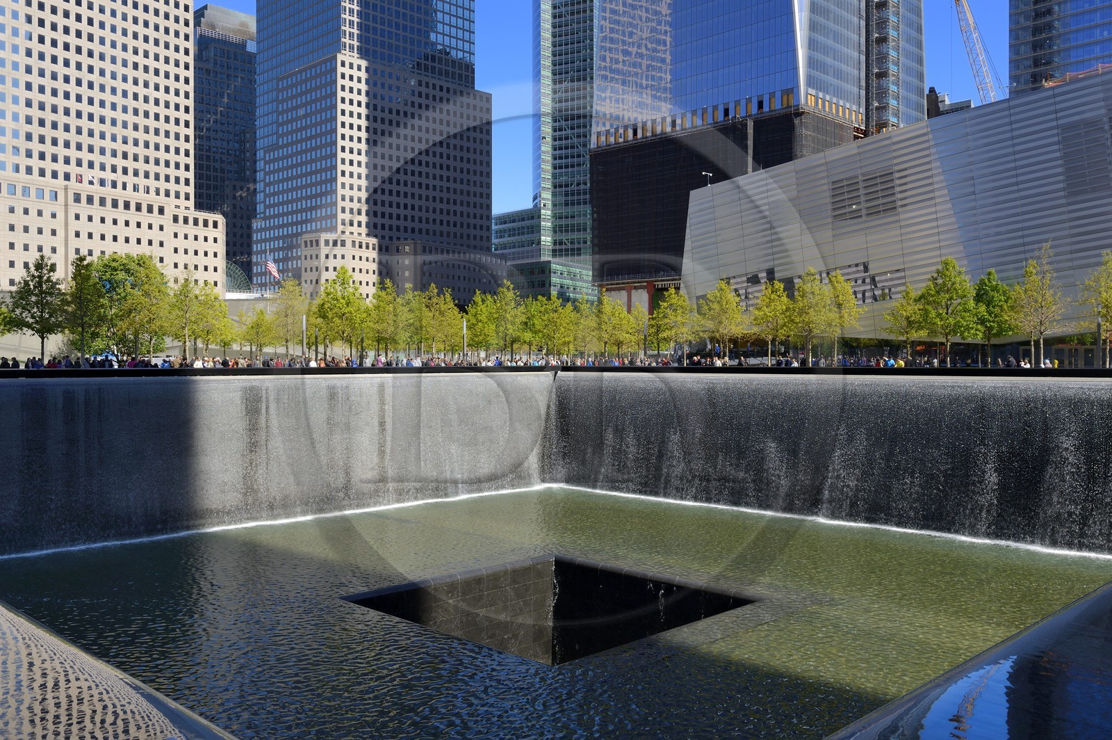 Etats-Unis, New York, Manhattan, 9 11 Memorial dessiné par l'architecte israélien Michael Arad qui consiste en une forêt d'arbres autour de deux étendues d'eau carrées avec deux grands trous en leur centre à l'endroit précis où se tenaient les deux tours et les noms gravés de victimes