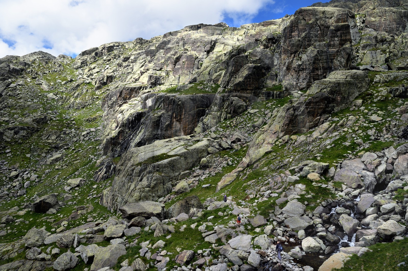 France, Alpes-Maritimes (06), parc national du Mercantour, Vallée des Merveilles parsemée de milliers de gravures rupestres de l'Age de bronze, randonneurs sur le sentier de randonnée GR 52