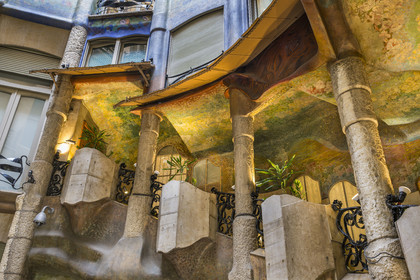 Espagne, Catalogne, Barcelone, quartier de l'Eixample, Passeig de Gracia, Pedrera ou Casa Mila (1905-1910) de l'architecte du modernisme catalan Antoni Gaudi, site classé au Patrimoine Mondial de l'UNESCO, escalier principal