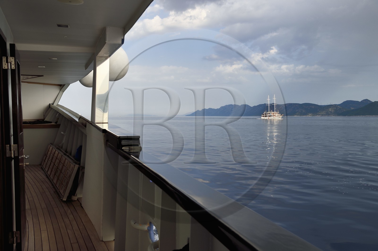 Croatie, Dalmatie, cote dalmate, Ile de Mljet, bateau de croisière passant au large de l'Ile de Mljet