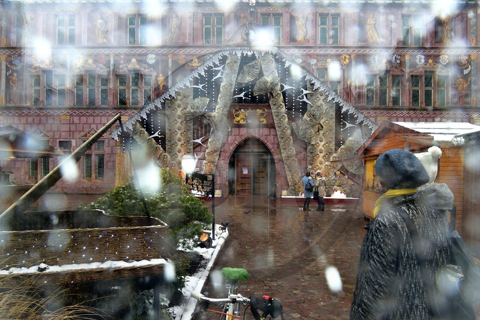 France, Haut-Rhin (68), Mulhouse, l'Hotel de ville décoré de l'étoffe de Noël officielle de la ville de Mulhouse créé par Marie-Jo Gebel, ici celle de 2021