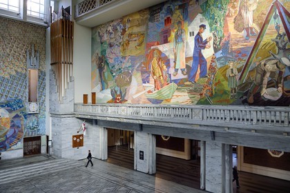 Norvège, Oslo, l'hotel de ville (Radhuset), salle principale qui accueille la cérémonie du prix Nobel de la paix, fresques avec des motifs tirés de l'histoire, de la culture et du monde du travail norvégien