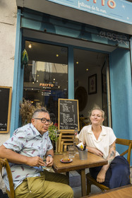 France, Hérault (34), Sète, restaurant Fritto rue André Portes, l’artiste sétois Topolino (Marc Combas) en terrasse avec la cheffe Marilou Fassanaro