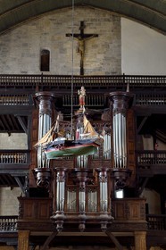 France, Pyrénées-Atlantiques (64), Pays-Basque, Saint-Jean-de-Luz, l'église Saint-Jean-Baptiste, bateau ex-voto devant l'orgue