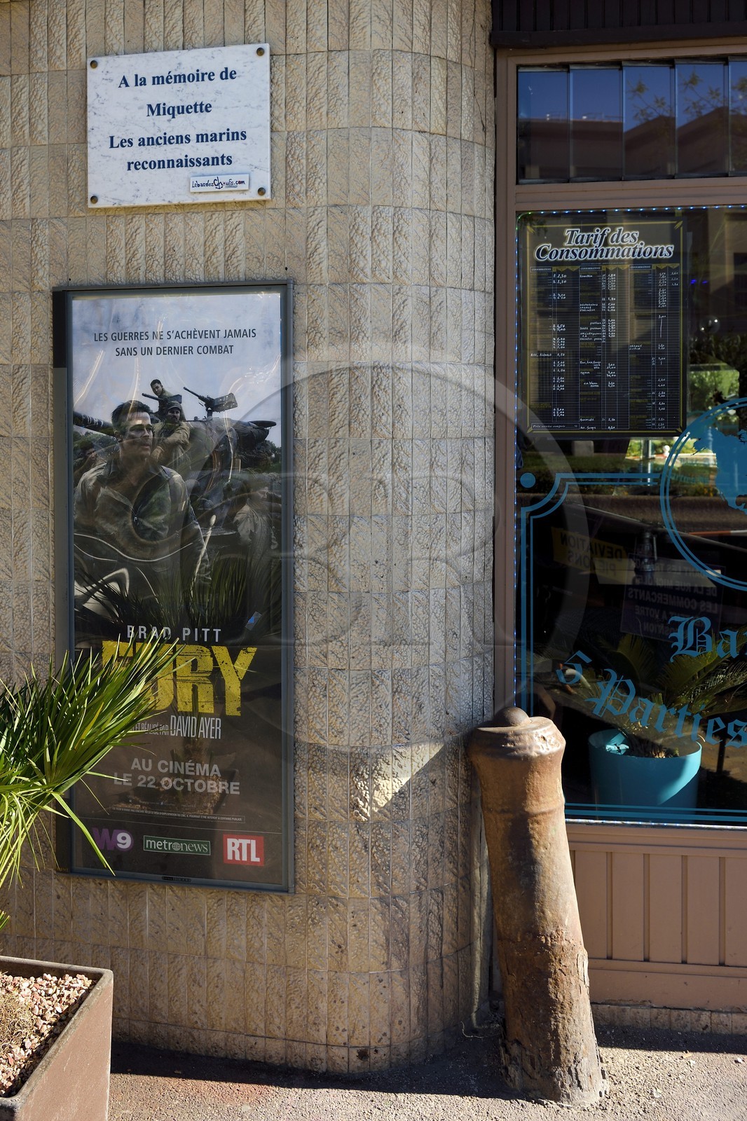 France, Var (83), Toulon, quartier du petit Chicago, devant le du bar Aux 5 parties du monde, une plaque dédiée à la prostitué A la mémoire de Miquette. Les anciens marins reconnaissants
