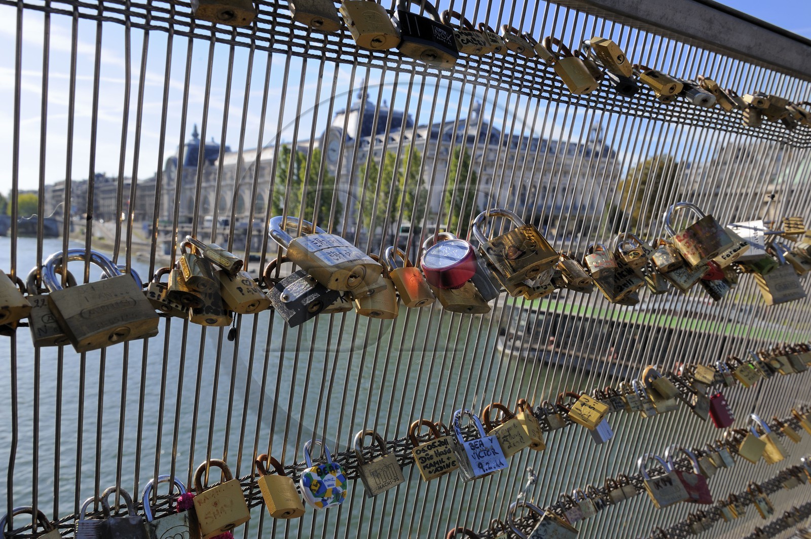 France, Paris (75), la passerelle Léopold-Sédar-Senghor, anciennement passerelle Solférino, les amoureux se déclarent leur amour en accrochant un cadenas gravé