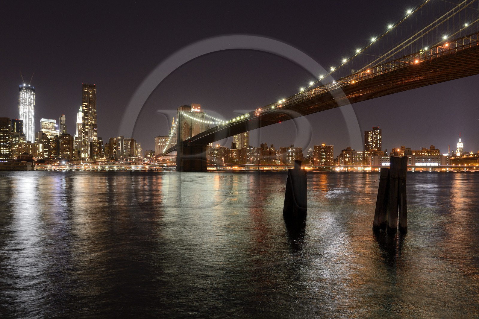 Etats-Unis, New York, Manhattan, le Brooklyn Bridge au dessus de la East River et le One World Trade Center (1WTC) illuminé