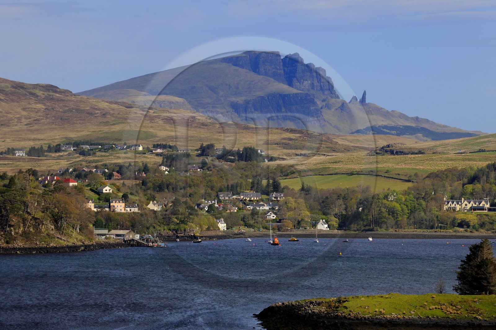 Royaume-Uni, Ecosse, région des Highlands, les Hébrides, île de Skye, Trotternish, port de Portree et les rochers de Storr au loin