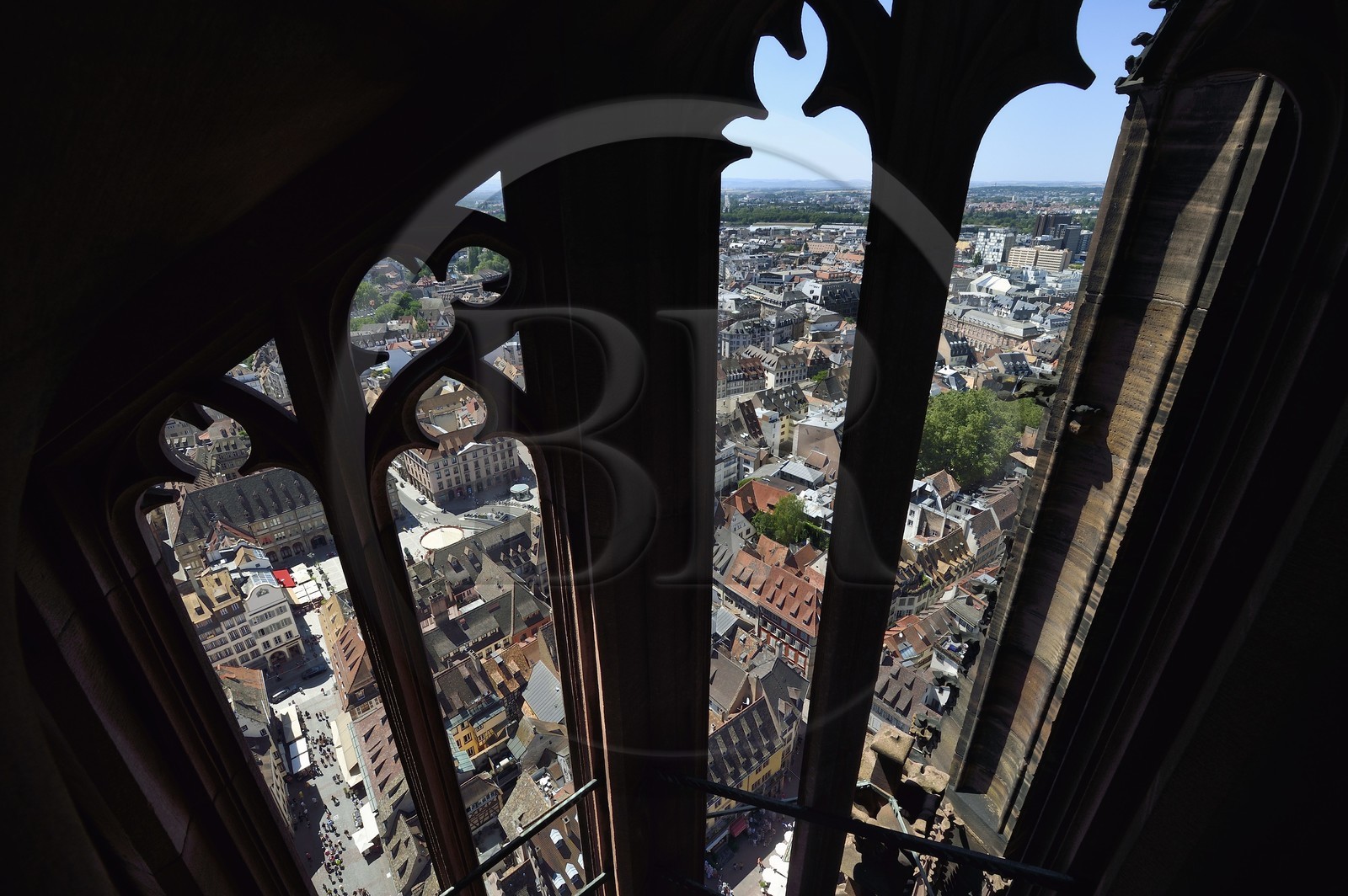 France, Bas-Rhin (67), Strasbourg, vieille ville classée au Patrimoine Mondial de l'UNESCO, la cathédrale Notre-Dame, un des quatres escaliers à vis appelées les Vier Schnecken (quatre escargots) qui entourent la tour octogonale de 40 mètres, la place Gutenberg et la place Kleber en arrière plan