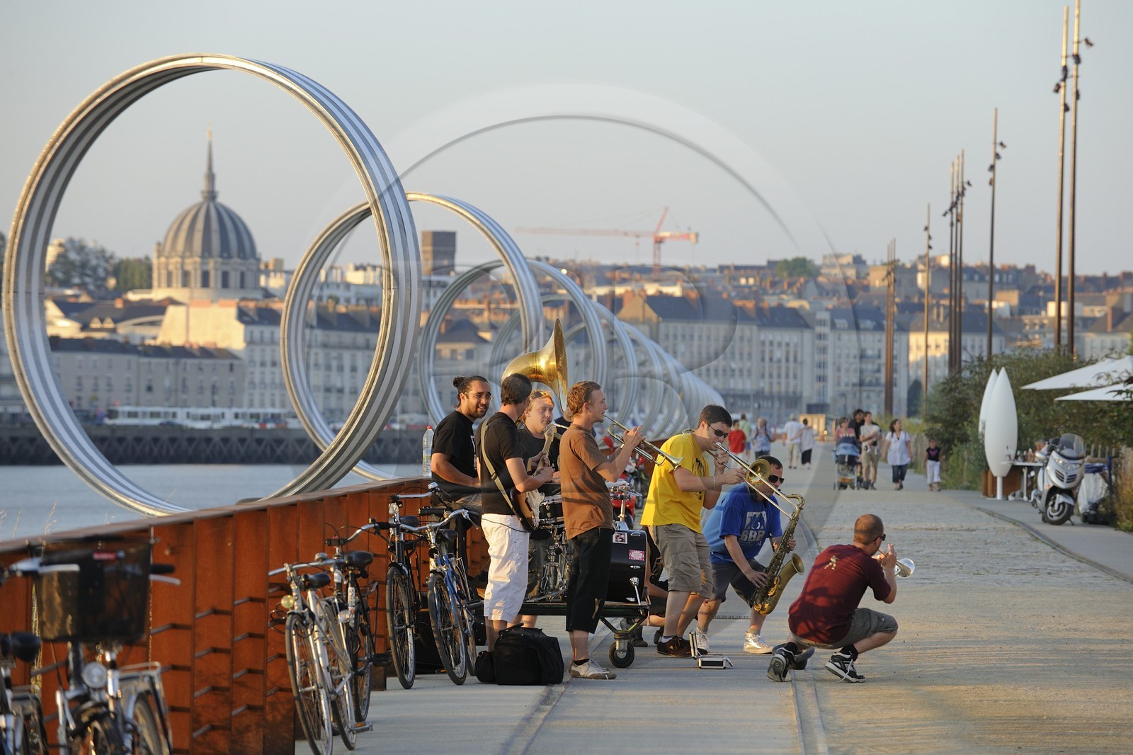 France, Loire-Atlantique (44), Nantes, l'Ile de Nantes, le Hangar à Bananes et les anneaux de Buren sur les quais de Loire, groupe de jazz
