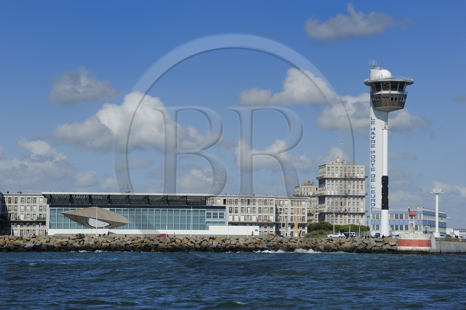 France, Seine-Maritime (76), Le Havre, Centre-ville reconstruit du Havre par Auguste Perret classé Patrimoine Mondial de l'UNESCO, le musée d'Art Moderne André Malraux en bord de mer est entouré d'immeubles Perret