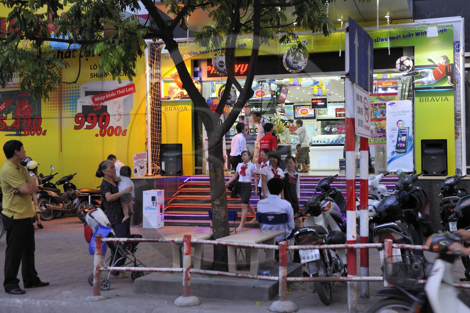 Vietnam, Hanoï, magasin d'électroniques