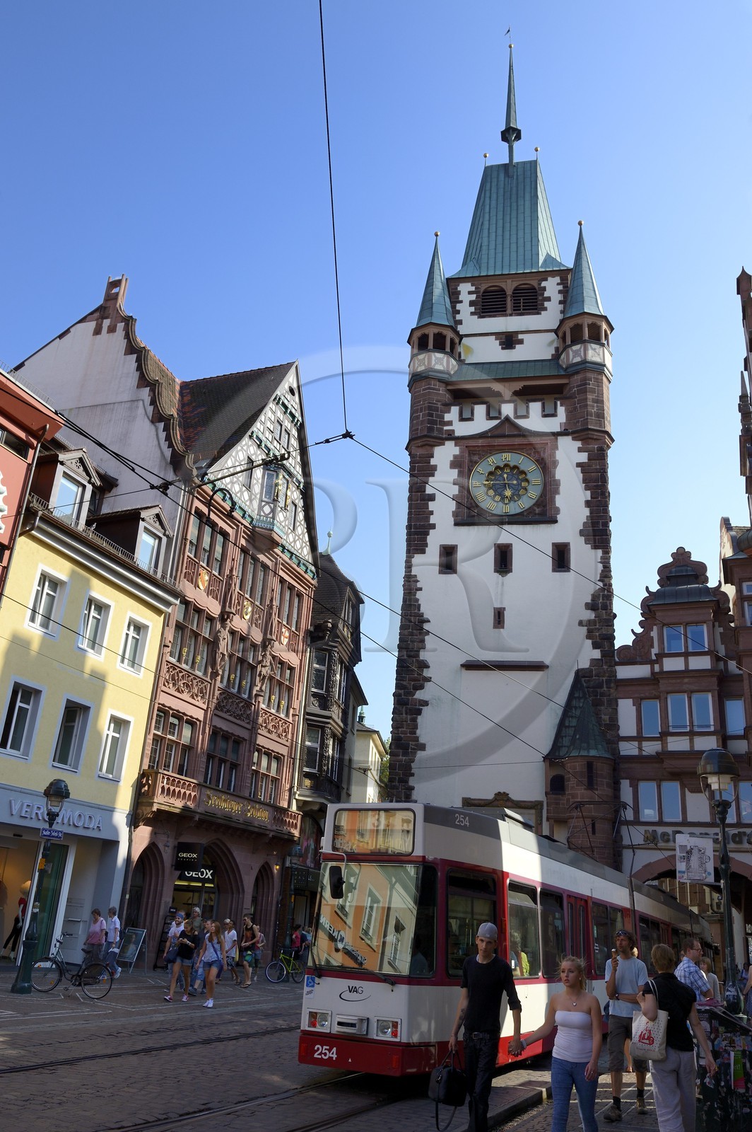 Allemagne, Bade-Wurtemberg, Fribourg en Brisgau, tram dans la rue Kaiser-Joseph Strasse et la Porte Saint-Martin Martinstor en arrière plan
