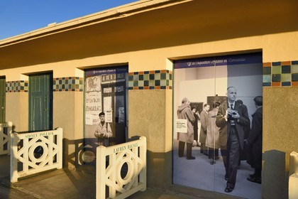 France, Calvados (14), Pays d'Auge, Deauville, les célèbres Planches sur la plage, bordée de cabines de bain de style Art déco, hommage à Cartier-Bresson et Doisneau