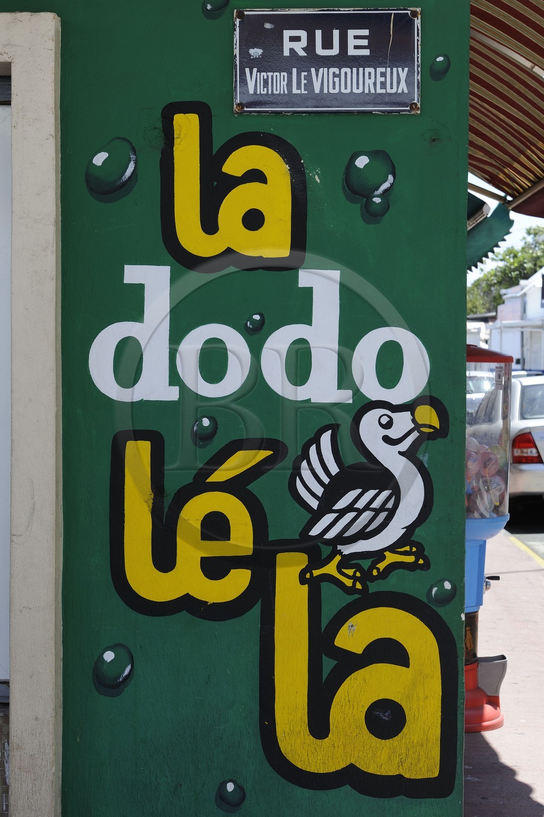 France, île de la Réunion, ville de Saint-Pierre, publicité murale pour la bière locale Bourbon dite Dodo
