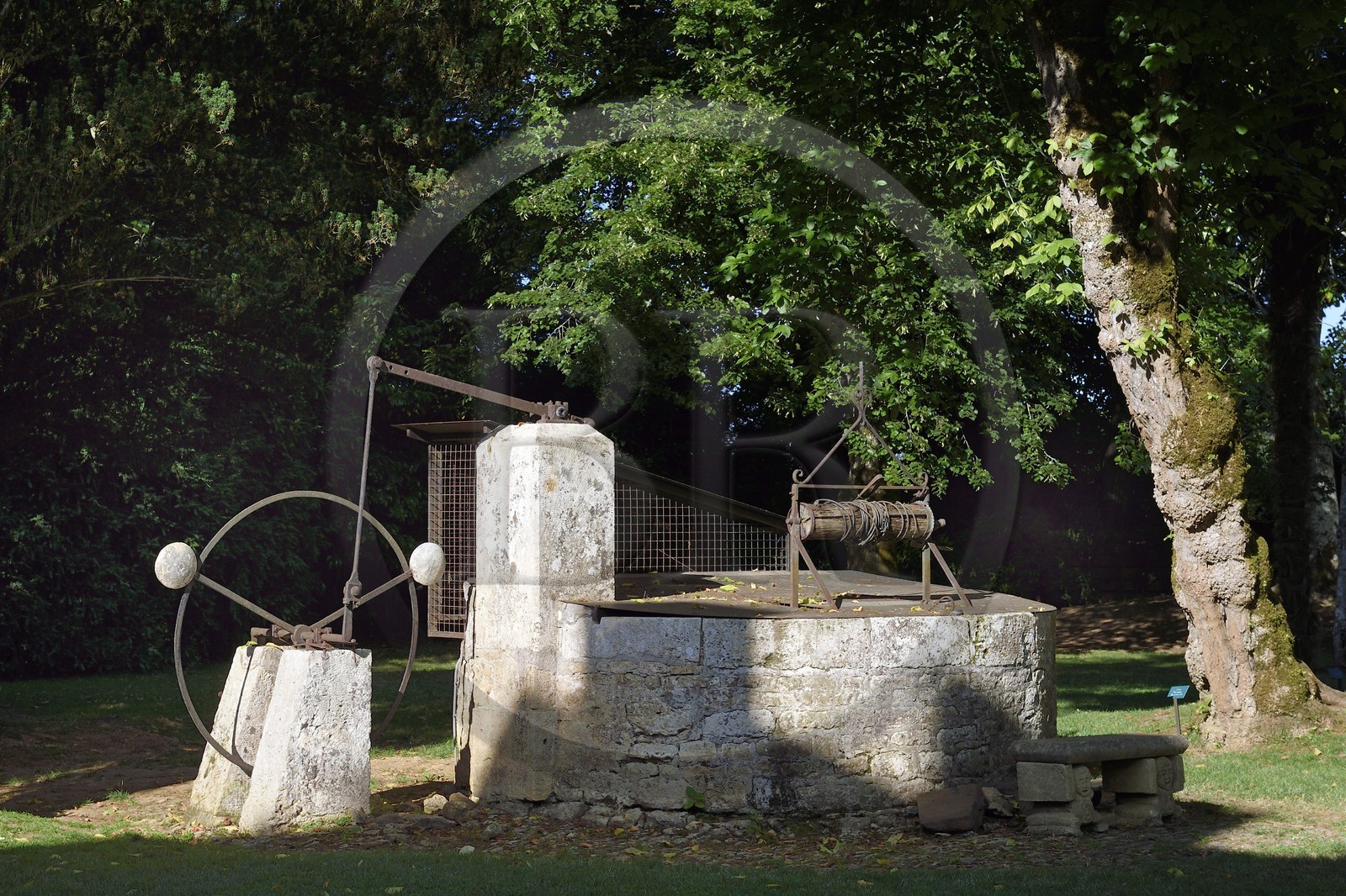 France, Dordogne (24), Périgord Noir, vallée de la Dordogne, Limeuil, labellisé Les Plus Beaux Villages de France, puit dans les jardins de l'ancien chateau