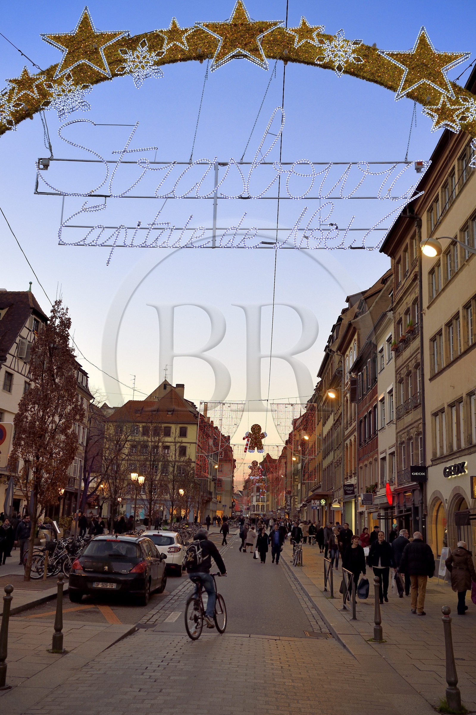 France, Bas-Rhin (67), Strasbourg, vieille ville classée Patrimoine Mondial de l'UNESCO, la grande arche - Strasbourg, Capitale de Noël - située à l'entrée de la rue du Vieux Marché aux Poissons