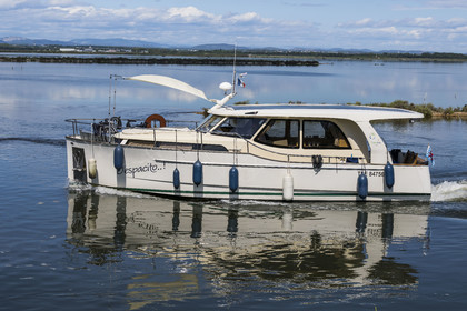 France, Hérault (34), La Grande-Motte, navigation d'un bateau de plaisance sur le canal du Rhône à Sète en bordure de l'étang de l'Or