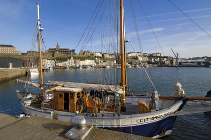 France, Manche (50), Granville, le Bassin à Flot du port de pêche au pied de la Haute-Ville