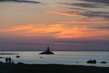 France, Finistère (29), La Foret Fouesnant, archipel des Glénan, Ile Saint-Nicolas, coucher de soleil sur la côte ouest et l'ancien phare du Huic aujourd'hui abandonné