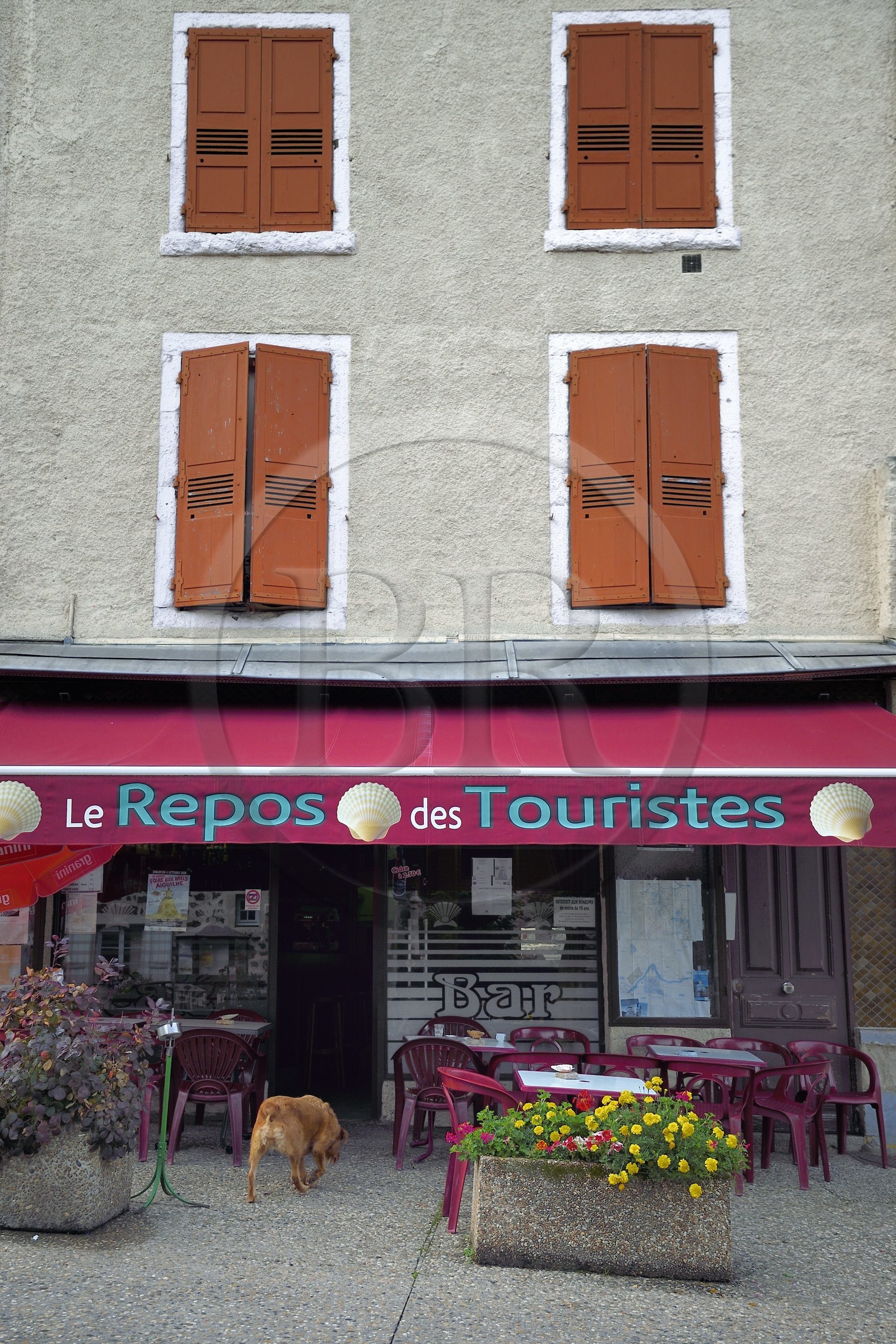 France, Haute-Loire (43), Aiguilhe, commune limitrophe du Puy-en-Velay, étape classée Patrimoine Mondial de l'UNESCO dans le cadre des chemins de Compostelle, la terrasse du bar restaurant le Repos des Touristes (et des pélerins)