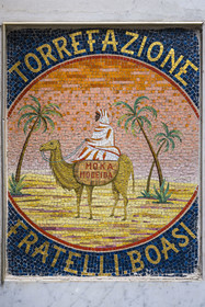 Italie, Ligurie, Gênes, ruelle du vieux centre historique, mosaique de l'enseigne du café Torrefazione fratelli Boasi dans la rue Vico Inferiore del Ferro