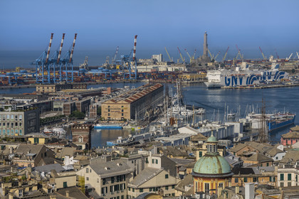 Italie, Ligurie, Gênes, le Porto Antico (Vieux Port) vu depuis le Belvédère du Castelletto, le port de commerce en arrière plan dominé par le phare de la Lanterna