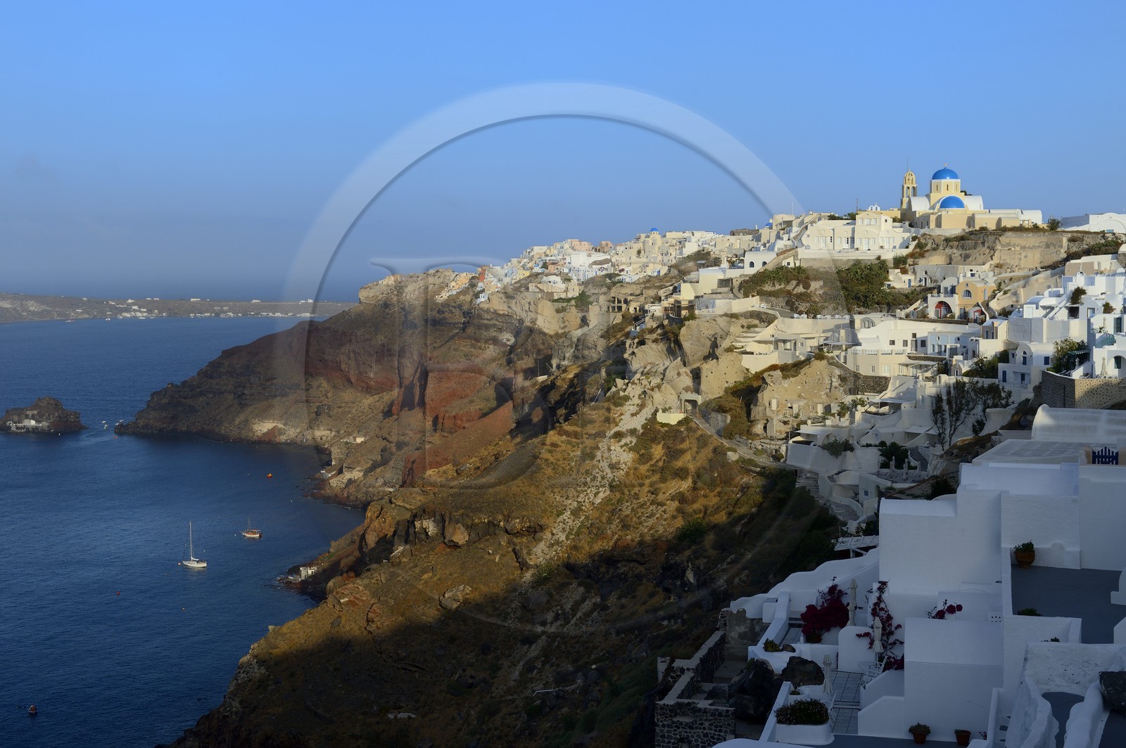 Grèce, Les Cyclades, mer Égée, île de Santorin (Thira ou Théra), le village de Oia qui surplombe la Caldera