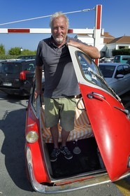 France, Pyrénées-Atlantiques (64), la côte du Pays-Basque, Guéthary, le journaliste, écrivain et réalisateur Alain Gardinier au volant de sa BMW Isetta