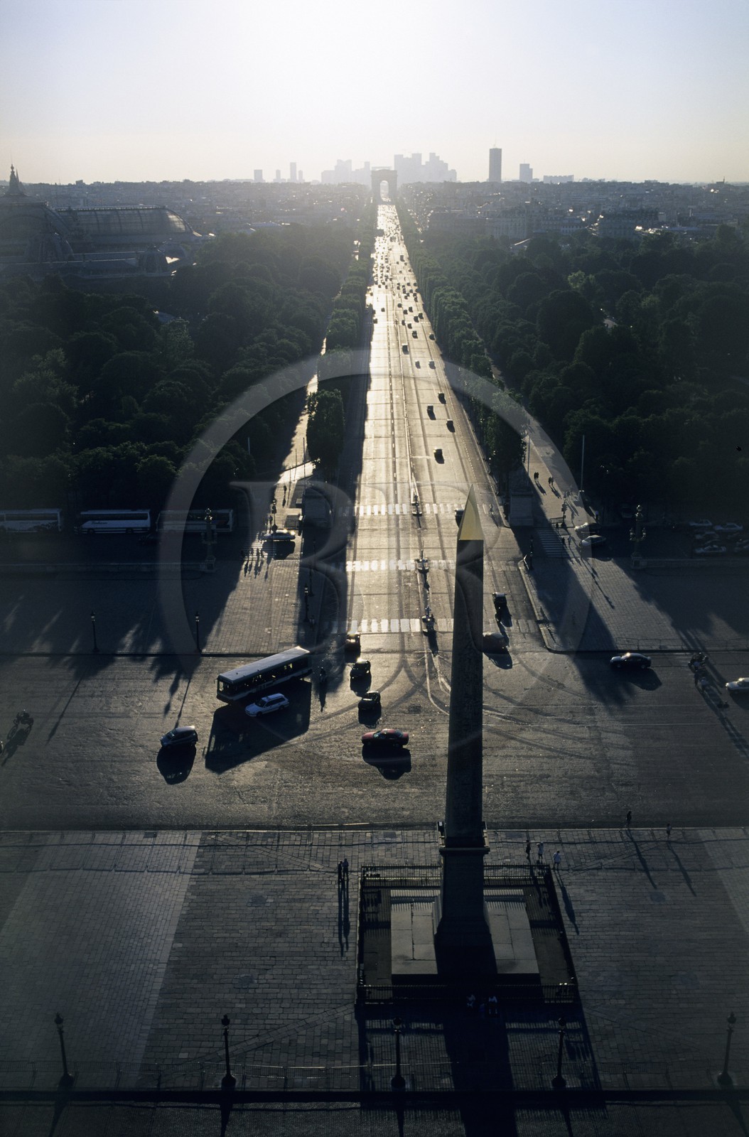 France, Paris (75), l' avenue des Champs-Elysées, depuis le haut de la place de la Concorde