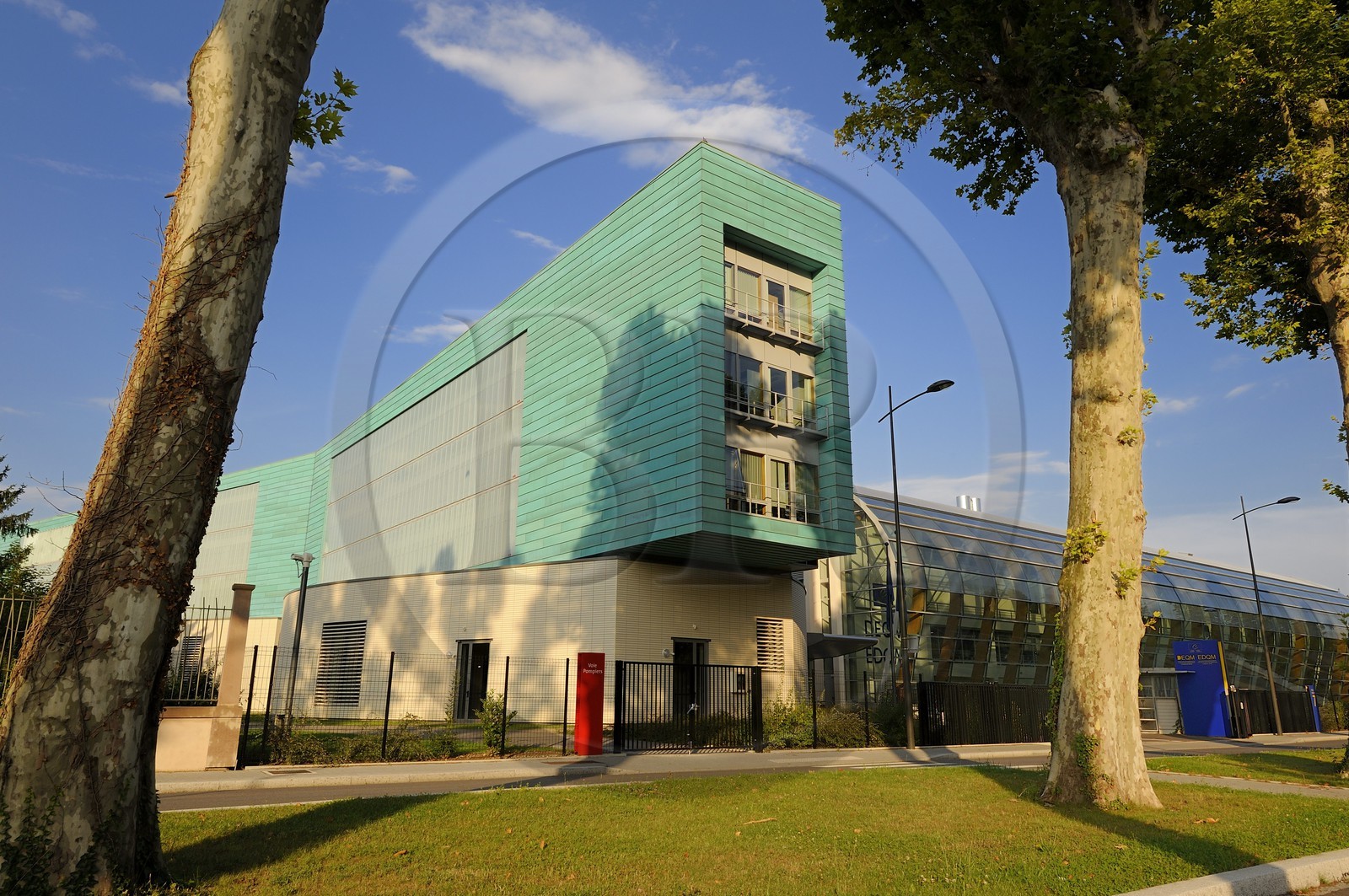 France, Bas-Rhin (67), Strasbourg, la Pharmacopée européenne, bâtiment de la Direction Européenne de la Qualité du Médicament allée Kastner, par le cabinet Aukett Art et Building, architectes Denu et Paradon