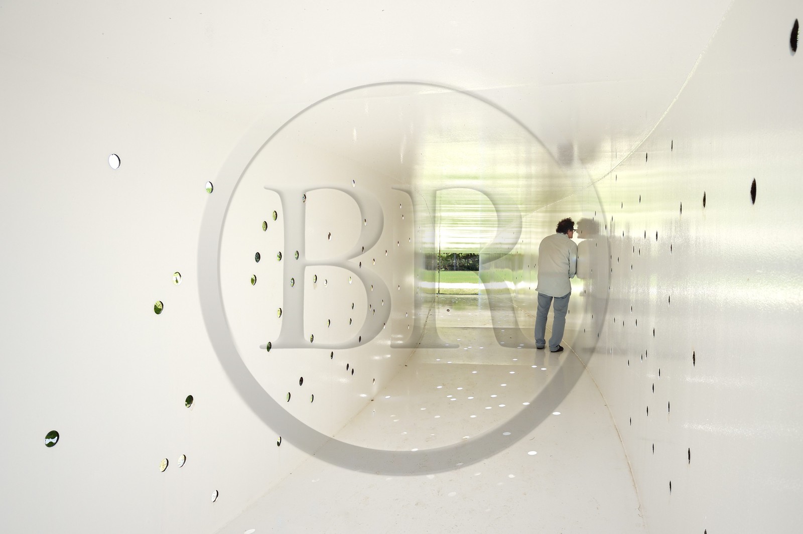 France, Var (83), Le Muy, Fondation Bernar Venet, l'intérieur du pont-tube en acier oeuvre de Bernar Venet au dessus de la rivière Nartuby