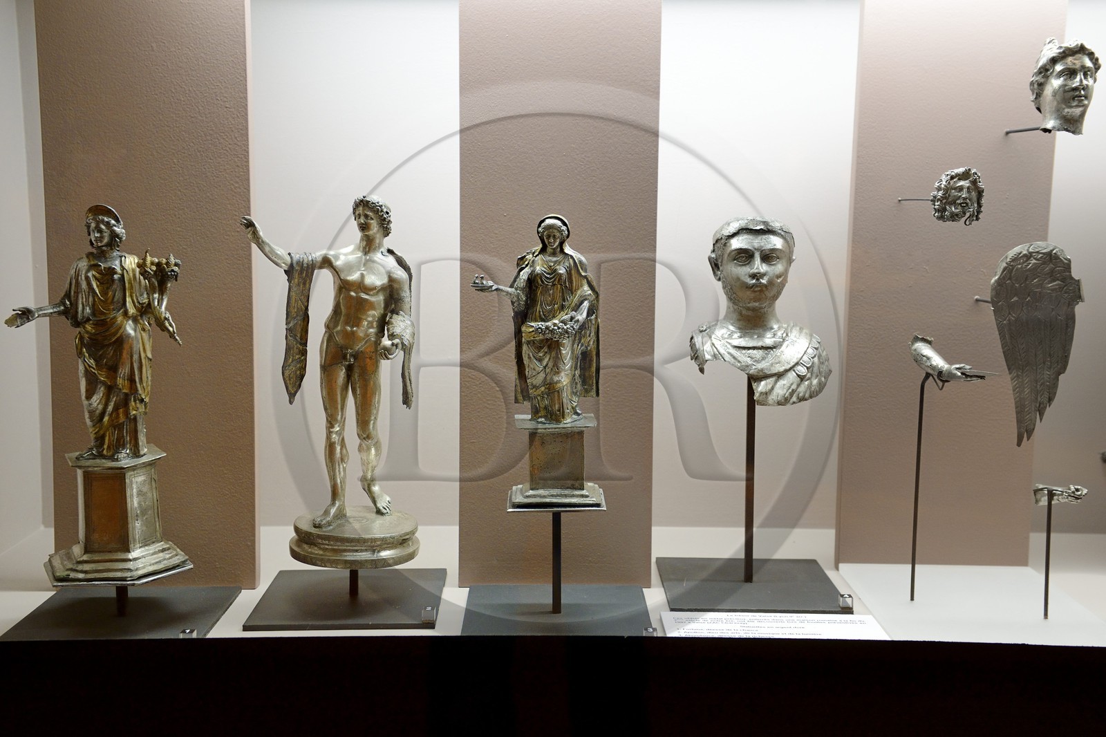 France, Rhône (69), Lyon, site historique classé Patrimoine Mondial de l'UNESCO, colline de Fourvière, musée gallo-romain de Fourvière, le trésor de Vaise, statuettes en argent doré