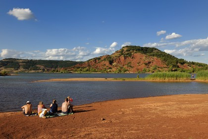 France, Hérault (34), terre rouge des bords du lac de Salagou