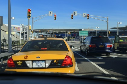 Etats-Unis, New York, taxi arrivant à l'aéroport Kennedy (JFK)