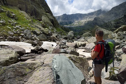 France, Alpes-Maritimes (06), parc national du Mercantour, Vallée des Merveilles parsemée de milliers de gravures rupestres de l'Age de bronze, moulage de la roche gravée dite du Chef de Tribu dont l'original a été déplacée au musée départemental des Merveilles à Tende