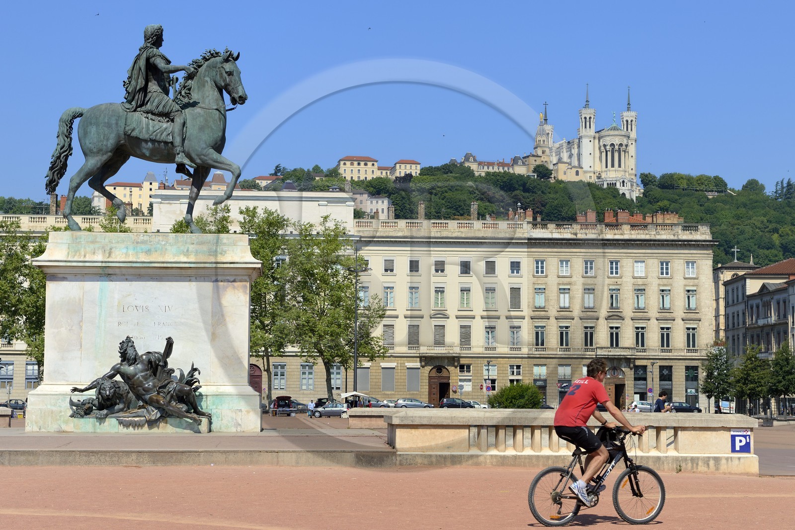 France, Rhône (69), Lyon, site historique classé Patrimoine Mondial de l'UNESCO, statue équestre de Louis XIV sur la place Bellecour et Notre Dame de Fourvière en arrière plan