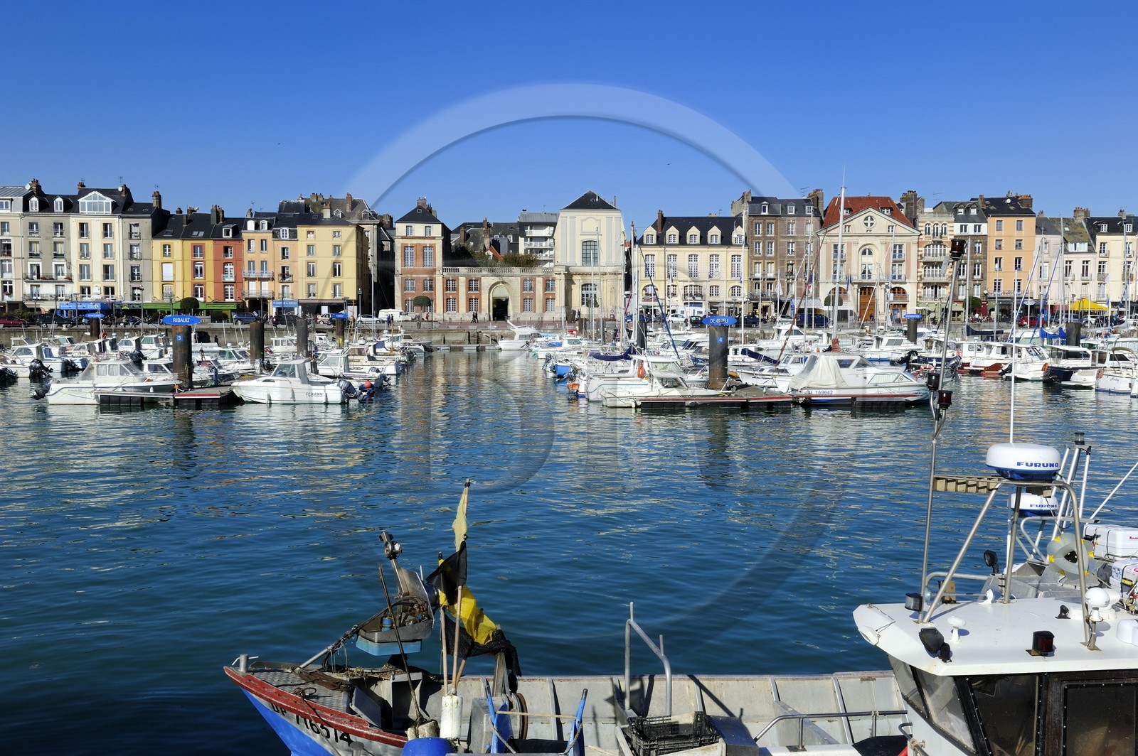 France, Seine-Maritime (76), Dieppe, le port et le quai Henri IV, l'ancien Collège des Oratoriens au centre