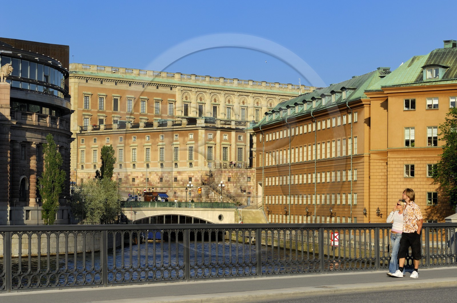 Suède, Stockholm, ile de Gamla Stan (vieille ville), le parlement (Riksdagshuet) à gauche et le Palais Royal au centre