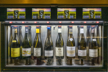 France, Côte-d'Or (21), les climats de Bourgogne classés Patrimoine Mondial de l'UNESCO, Beaune, Restaurant Loiseau des Vignes, distributeur de grands crus de Bourgogne au verre