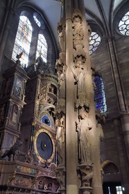 France, Bas-Rhin (67), Strasbourg, vieille ville classée au Patrimoine Mondial de l'UNESCO, la cathédrale Notre-Dame, bras sud du transept, le pilier des Anges construit vers 1230 et l'horloge astronomique