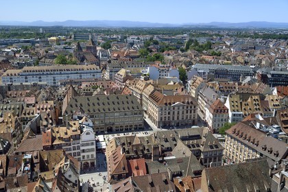 France, Bas-Rhin (67), Strasbourg, vieille ville classée au Patrimoine Mondial de l'UNESCO, la place Gutenberg avec la Chambre de Commerce et d'Industrie (CCI) d'Alsace et les Vosges en arrière plan