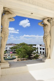 Nicaragua, Leon, atlantes de la Cathédrale basilique royale de l'Assomption de la Bienheureuse Vierge Marie (Basilica Catedral de la Asuncion) classée Patrimoine Mondial de l'UNESCO, la place centrale