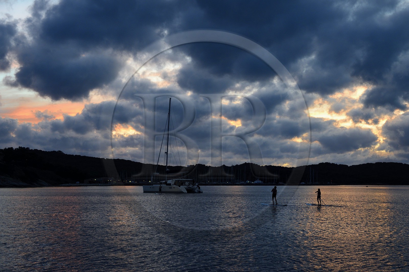 France, Var (83), Iles d'Hyères, parc national de Port Cros, Ile de Porquerolles, stand-up paddle au large de la plage de la Courtade guidés par Alexandre Bernd