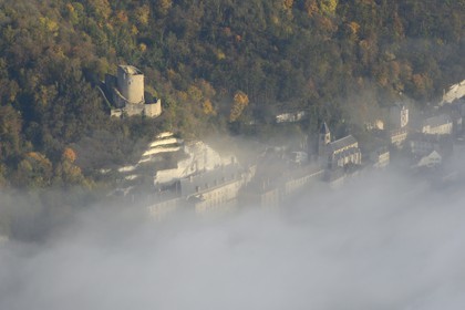 France, Val-d'Oise (95), parc naturel du Vexin français, la Roche-Guyon, labellisé Les Plus Beaux Villages de France, le château qui domine la Seine (vue aérienne)