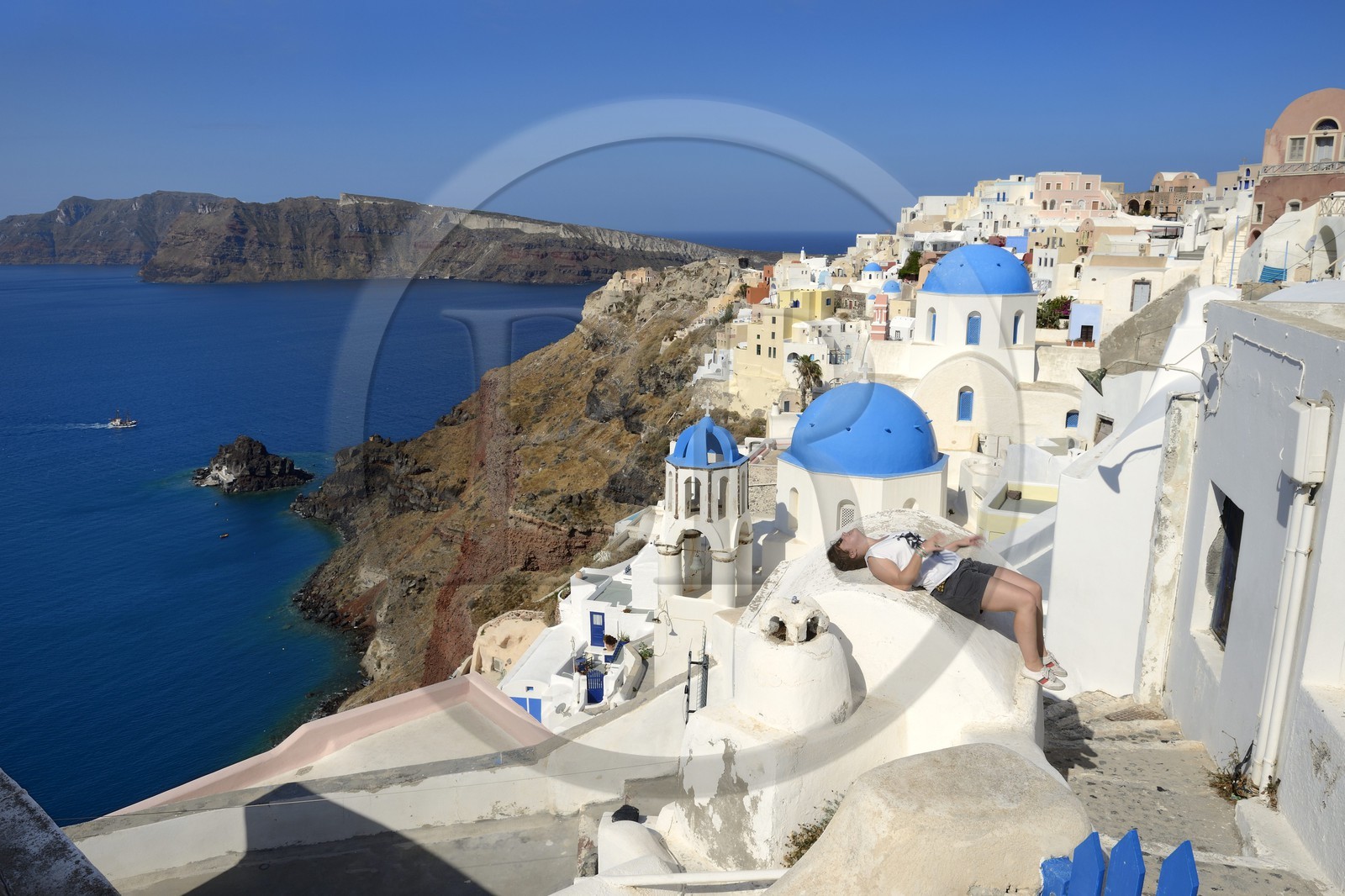 Greece, Cyclades, Aegean Sea, Santorini (Thira or Thera), the village of Oia overlooking the Caldera